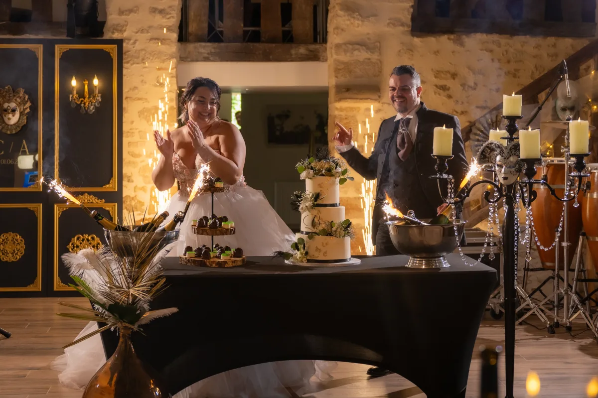Les mariés devant leur gâteau à étincelles, un percussionniste en arrière-plan